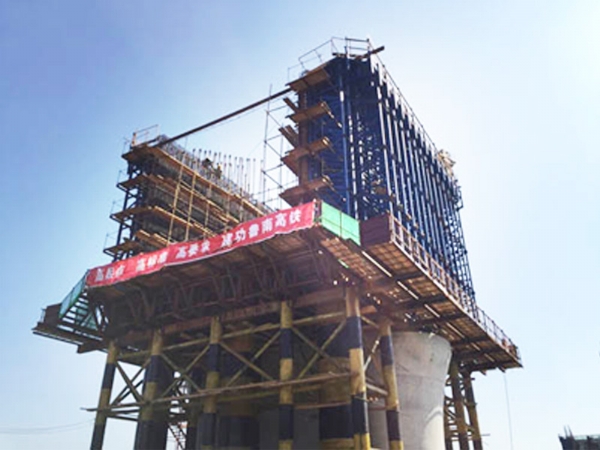 魯南高鐵掛籃模板施工現(xiàn)場
